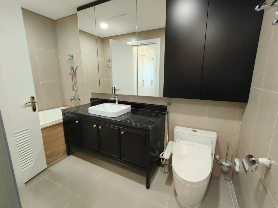 Phòng tắm — tủ lavabo gỗ sơn, mặt đá