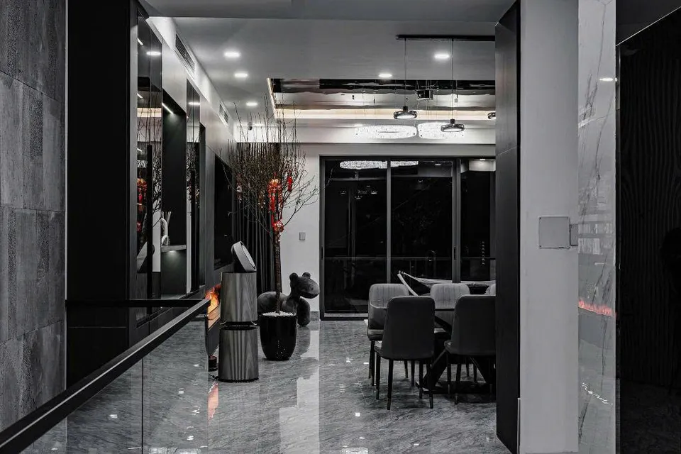 Hành lang nhìn vào khu bếp và bàn ăn
