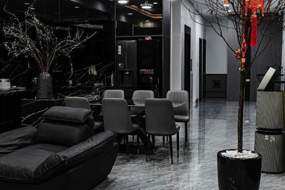 Phòng khách — sofa da, trần đèn vòng
