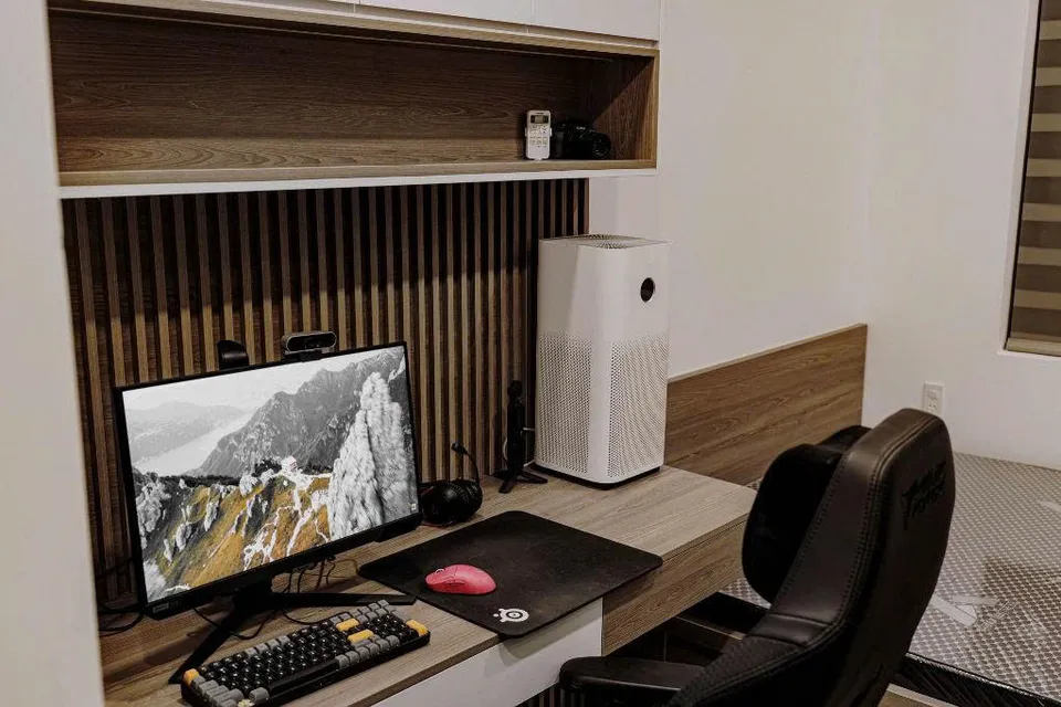 Bàn làm việc gỗ, kệ treo phía trên