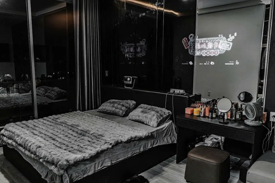 Phòng ngủ tông xám, bàn trang điểm